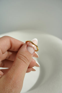 Gigi Wavy Gold RIng