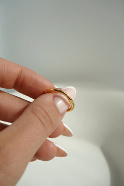 Gigi Wavy Gold RIng